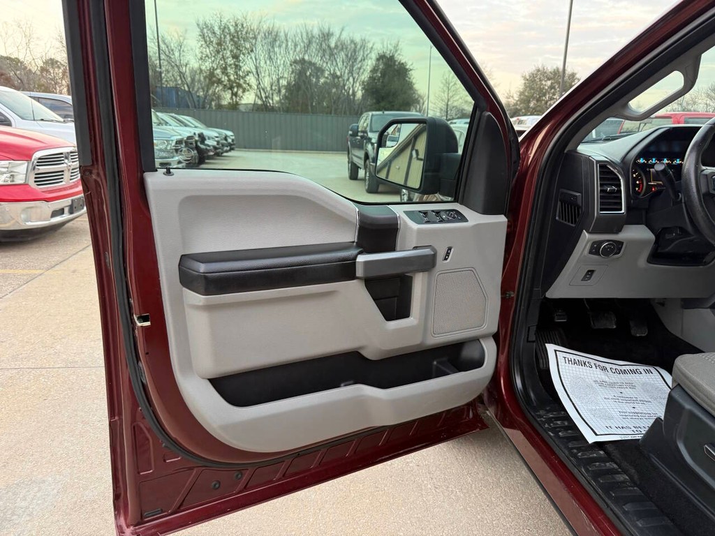 Ford F-150 Vehicle Full-screen Gallery Image 08
