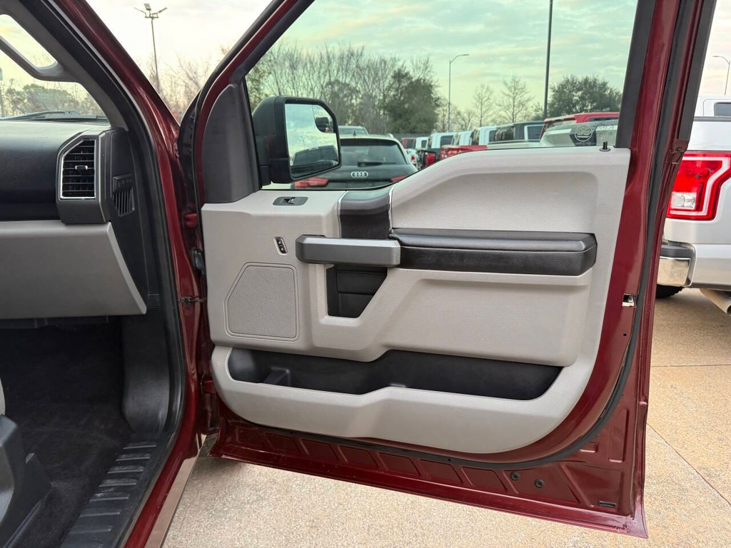 Ford F-150 Vehicle Full-screen Gallery Image 11