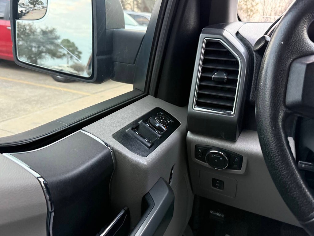 Ford F-150 Vehicle Full-screen Gallery Image 30