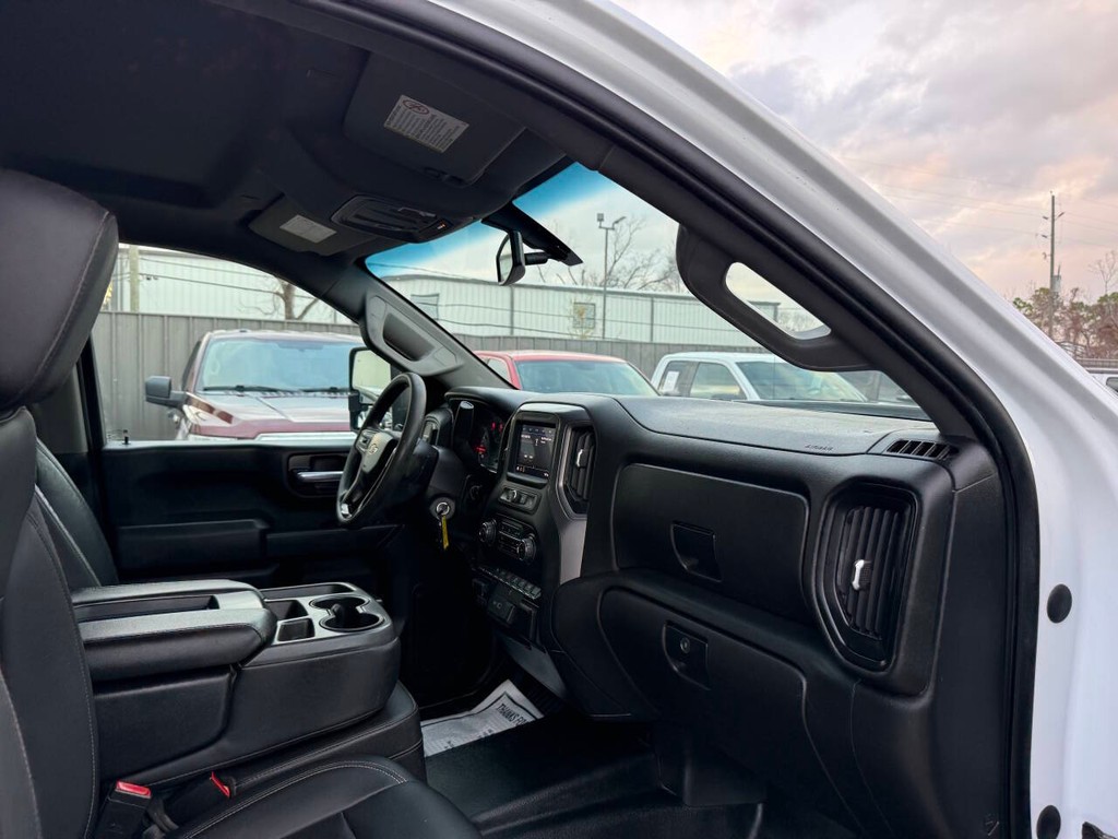 Chevrolet Silverado 3500HD Vehicle Full-screen Gallery Image 09