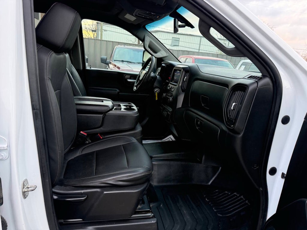 Chevrolet Silverado 3500HD Vehicle Full-screen Gallery Image 10