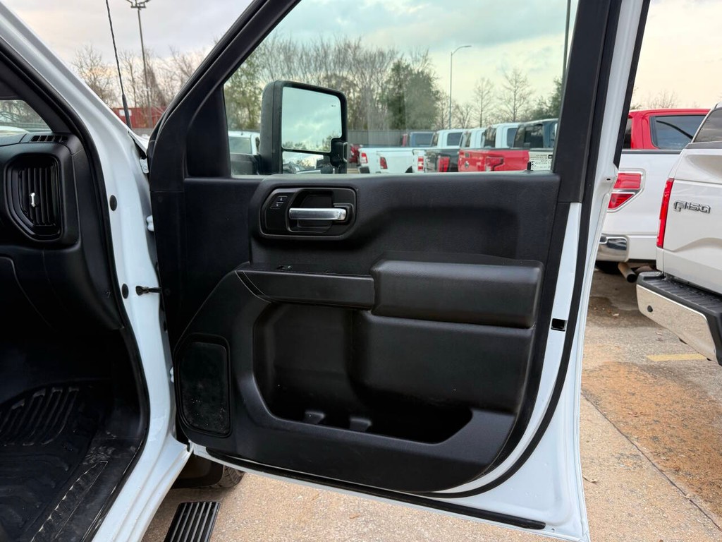 Chevrolet Silverado 3500HD Vehicle Full-screen Gallery Image 11