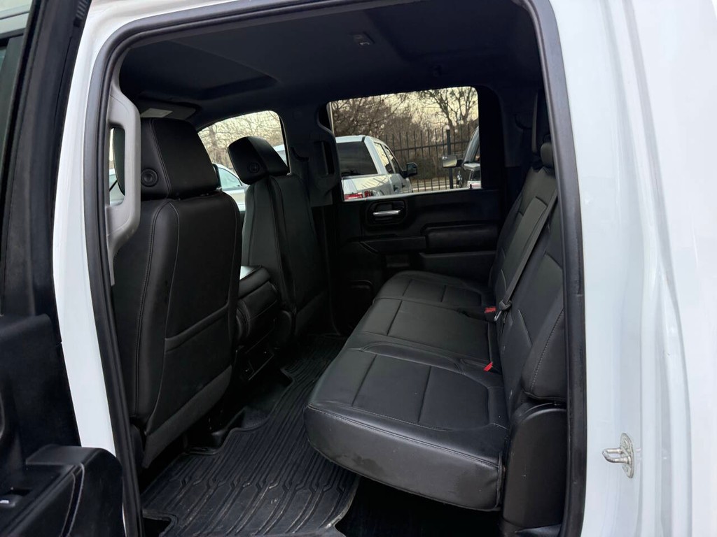 Chevrolet Silverado 3500HD Vehicle Full-screen Gallery Image 13