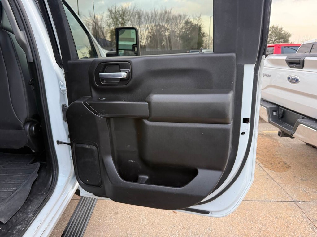 Chevrolet Silverado 3500HD Vehicle Full-screen Gallery Image 16