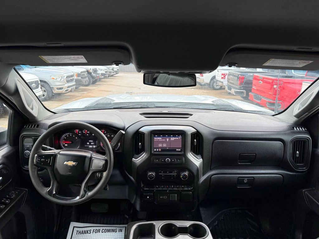 Chevrolet Silverado 3500HD Vehicle Full-screen Gallery Image 17