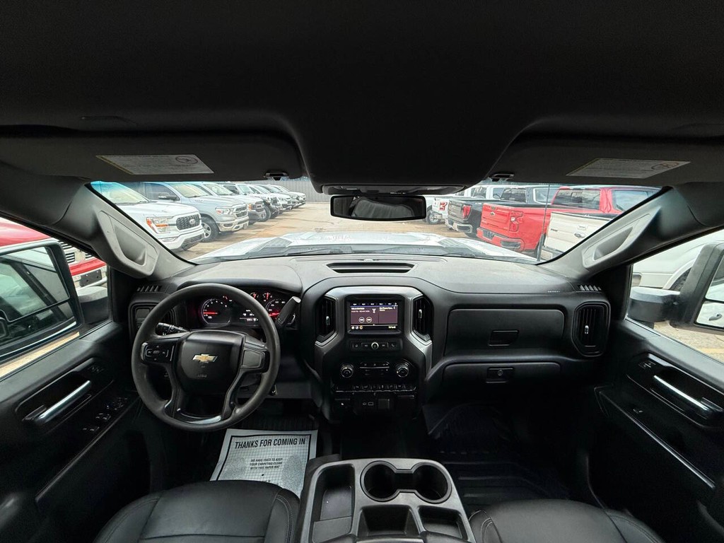 Chevrolet Silverado 3500HD Vehicle Full-screen Gallery Image 18