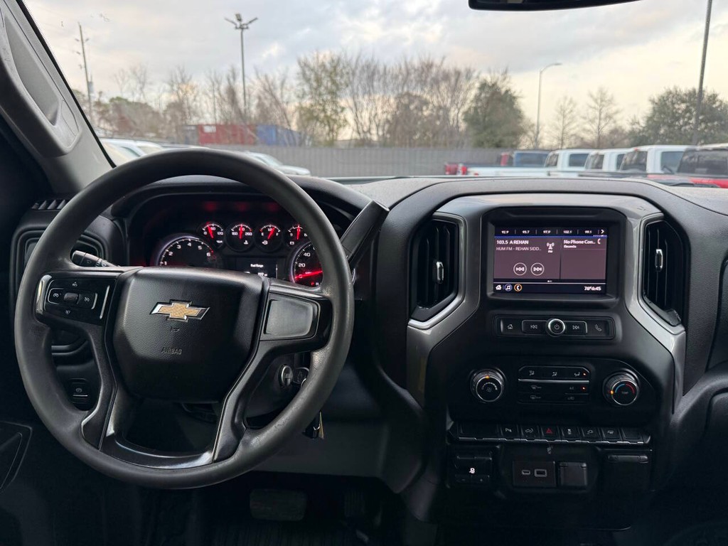 Chevrolet Silverado 3500HD Vehicle Full-screen Gallery Image 21