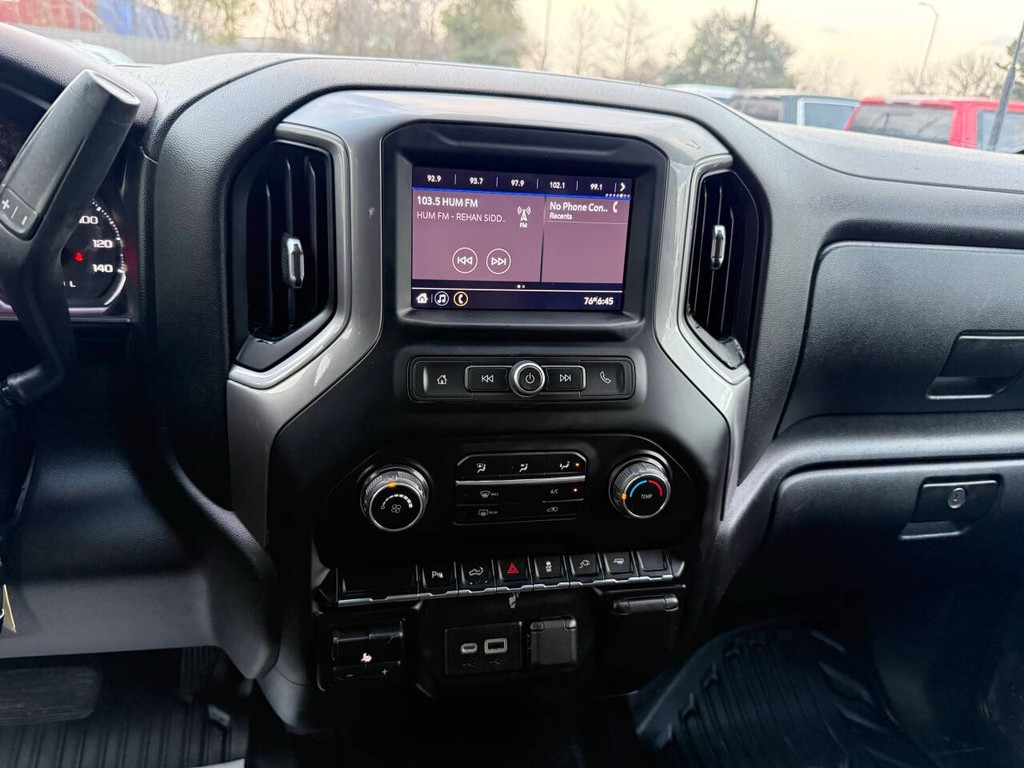 Chevrolet Silverado 3500HD Vehicle Full-screen Gallery Image 24