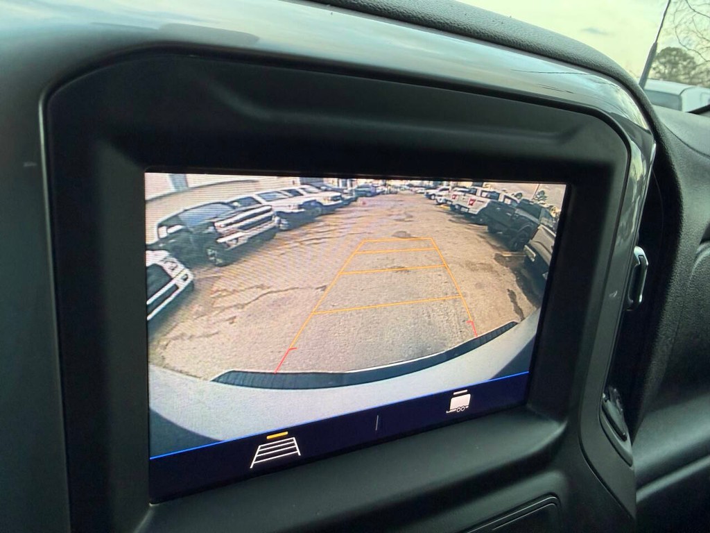 Chevrolet Silverado 3500HD Vehicle Full-screen Gallery Image 26