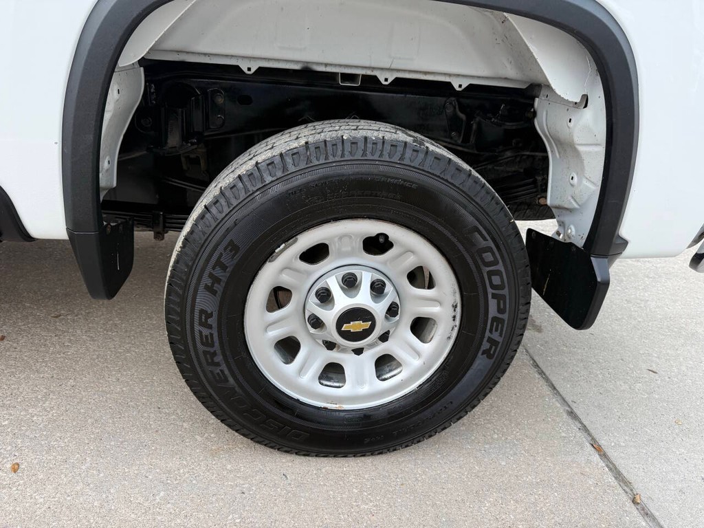 Chevrolet Silverado 3500HD Vehicle Full-screen Gallery Image 35