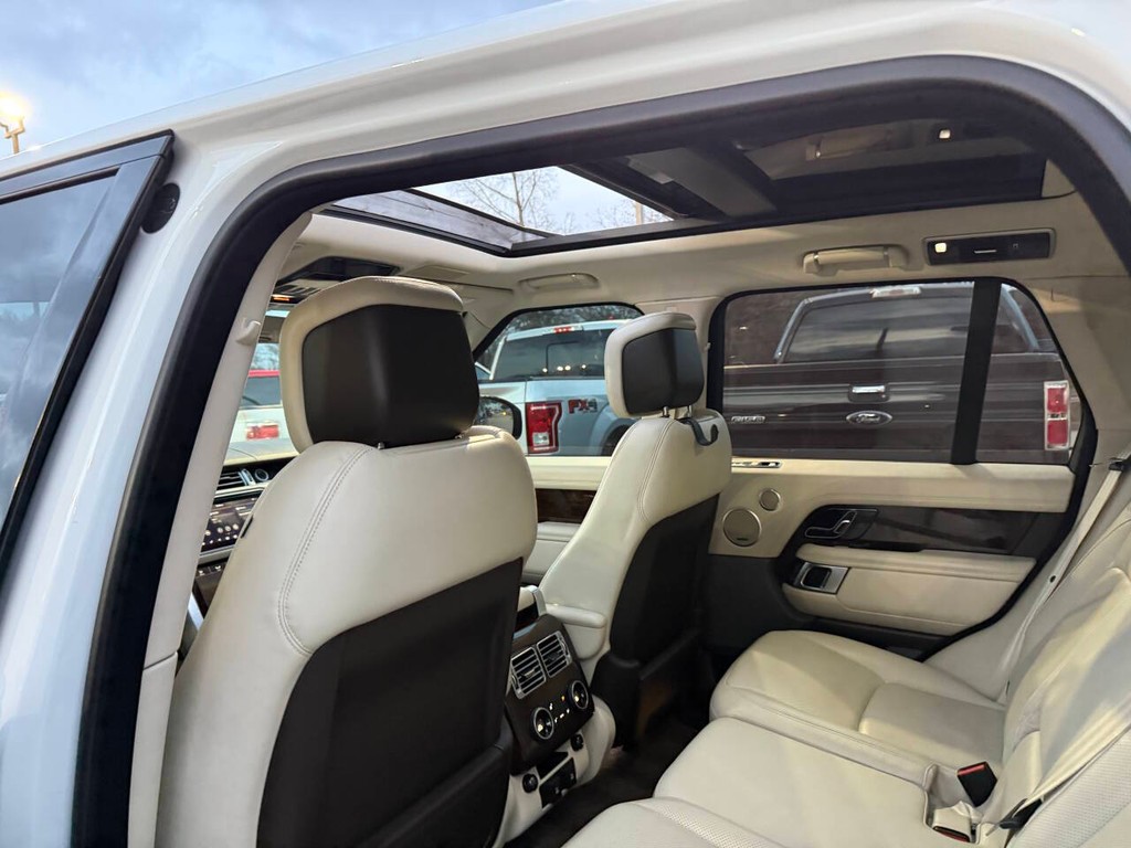 Land Rover Range Rover Vehicle Full-screen Gallery Image 12