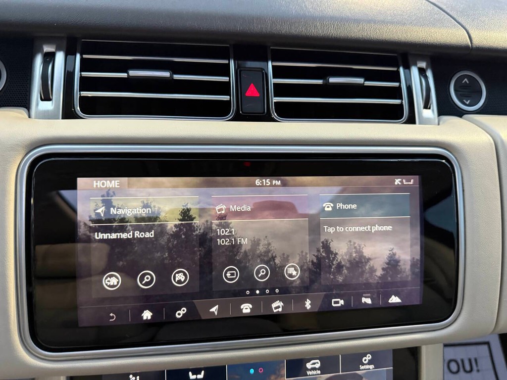 Land Rover Range Rover Vehicle Full-screen Gallery Image 25