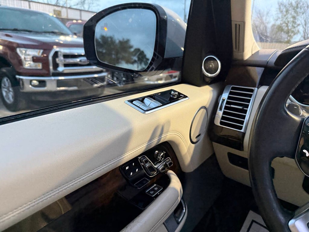 Land Rover Range Rover Vehicle Full-screen Gallery Image 30