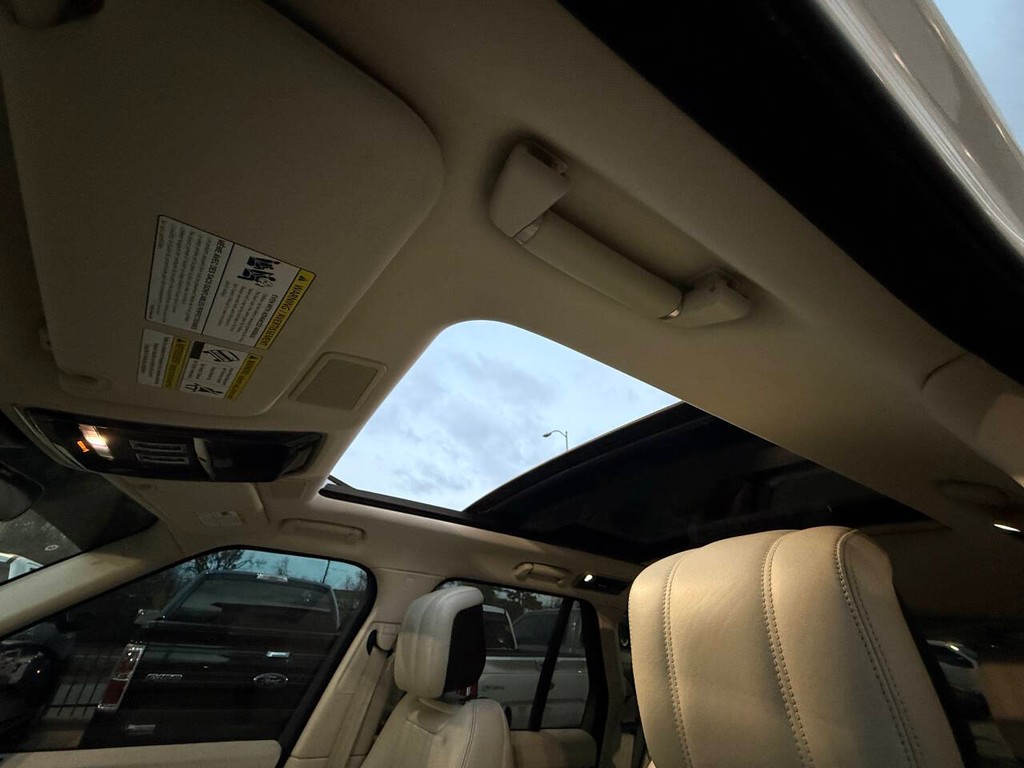 Land Rover Range Rover Vehicle Full-screen Gallery Image 31