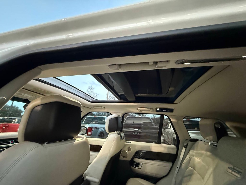 Land Rover Range Rover Vehicle Full-screen Gallery Image 32