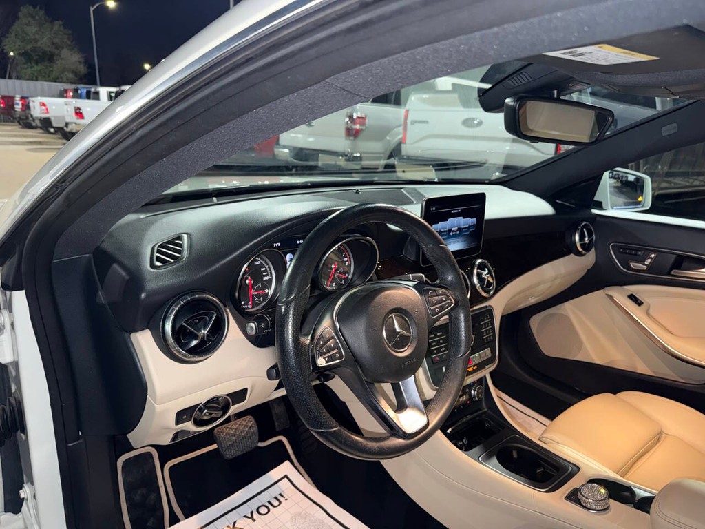 Mercedes-Benz CLA Vehicle Full-screen Gallery Image 06