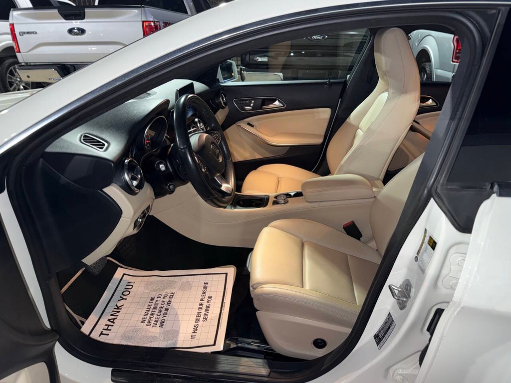 Mercedes-Benz CLA Vehicle Full-screen Gallery Image 07