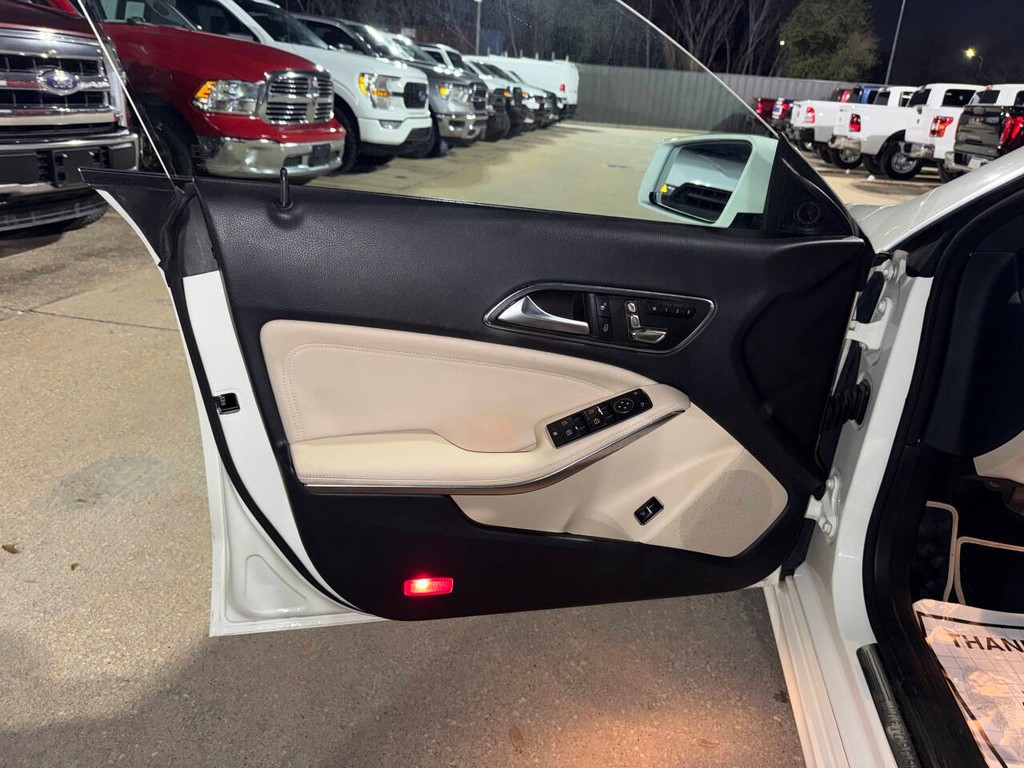 Mercedes-Benz CLA Vehicle Full-screen Gallery Image 08