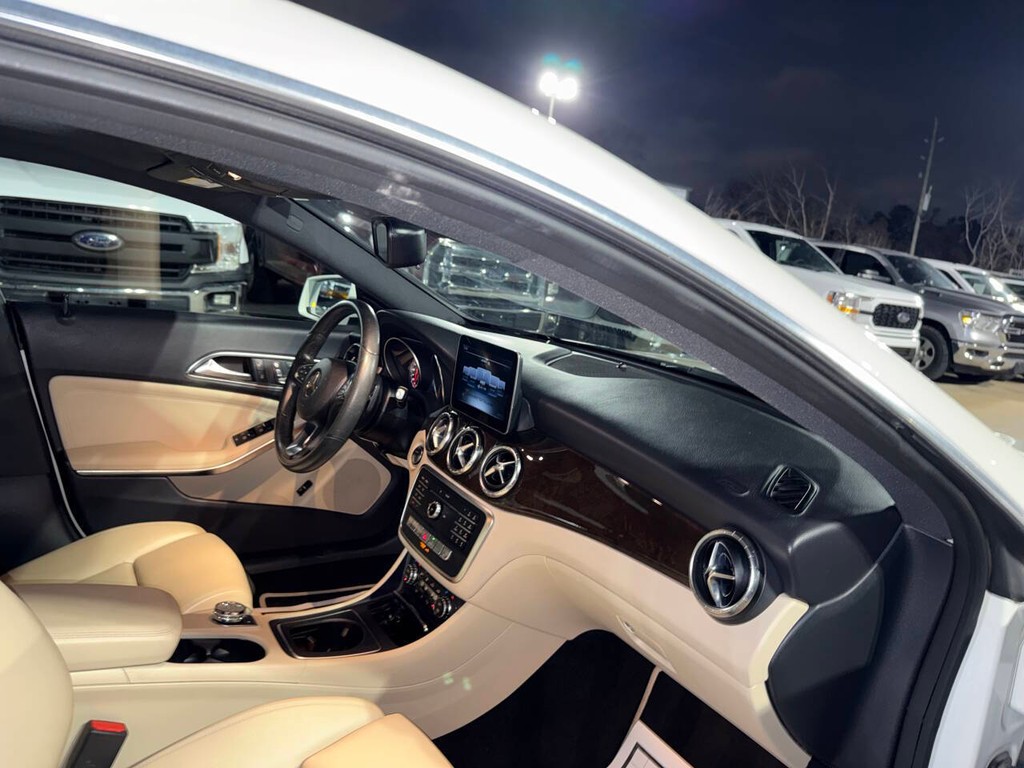 Mercedes-Benz CLA Vehicle Full-screen Gallery Image 09