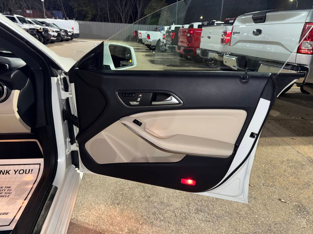 Mercedes-Benz CLA Vehicle Full-screen Gallery Image 11