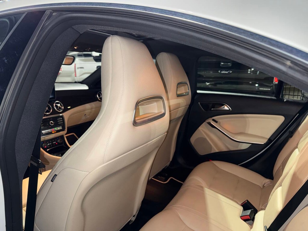 Mercedes-Benz CLA Vehicle Full-screen Gallery Image 12