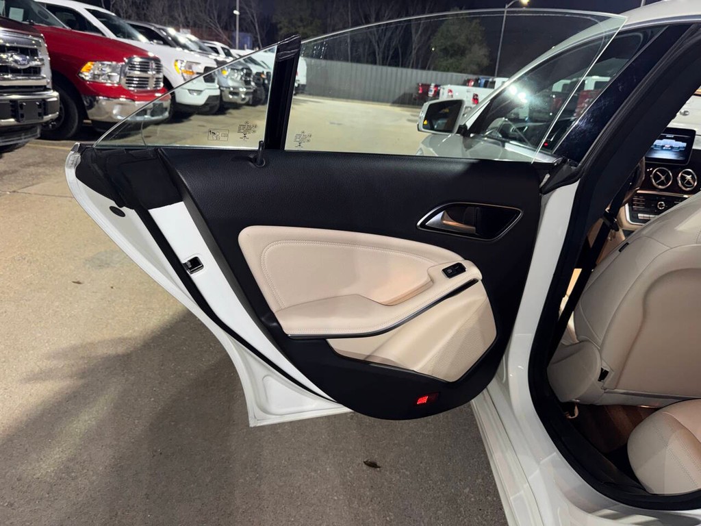 Mercedes-Benz CLA Vehicle Full-screen Gallery Image 14