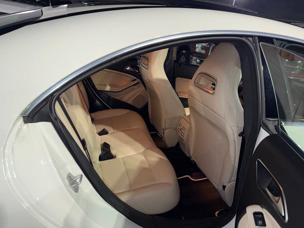 Mercedes-Benz CLA Vehicle Full-screen Gallery Image 15