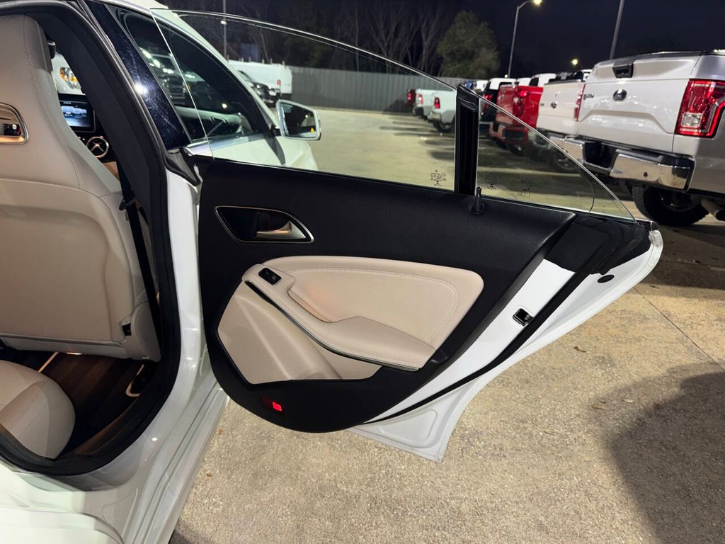 Mercedes-Benz CLA Vehicle Full-screen Gallery Image 16