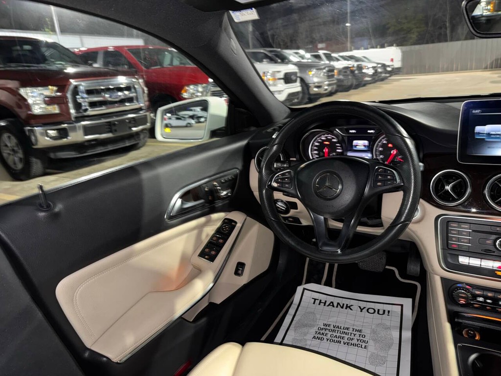 Mercedes-Benz CLA Vehicle Full-screen Gallery Image 19