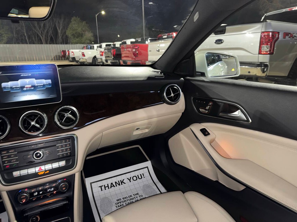 Mercedes-Benz CLA Vehicle Full-screen Gallery Image 20