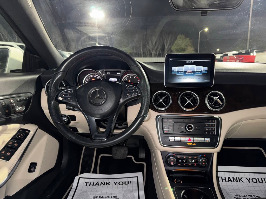 Mercedes-Benz CLA Vehicle Full-screen Gallery Image 21