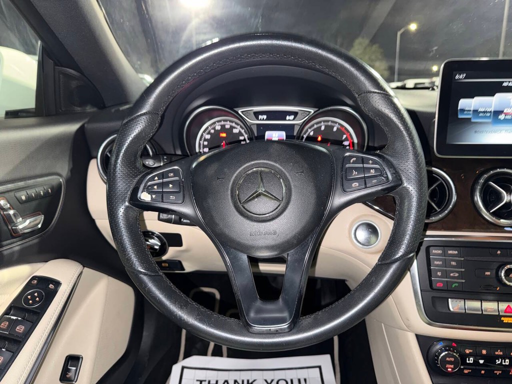 Mercedes-Benz CLA Vehicle Full-screen Gallery Image 22