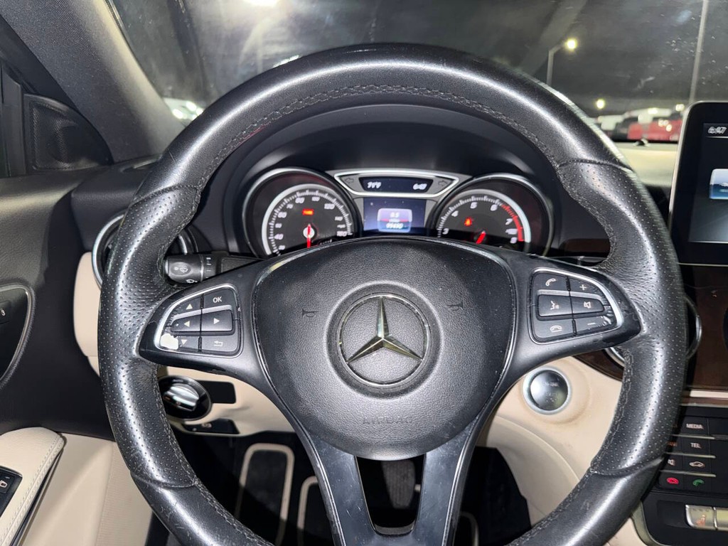 Mercedes-Benz CLA Vehicle Full-screen Gallery Image 23
