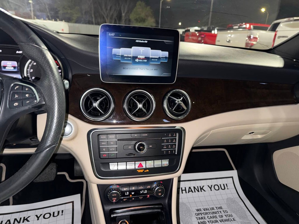 Mercedes-Benz CLA Vehicle Full-screen Gallery Image 24