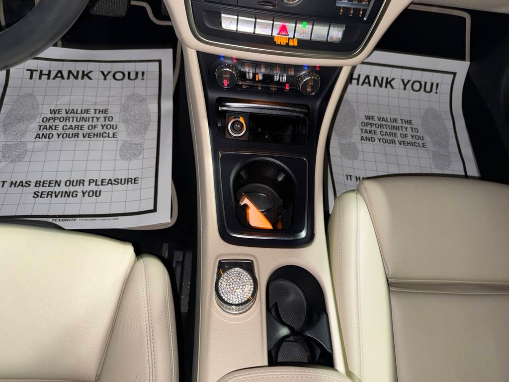 Mercedes-Benz CLA Vehicle Full-screen Gallery Image 30