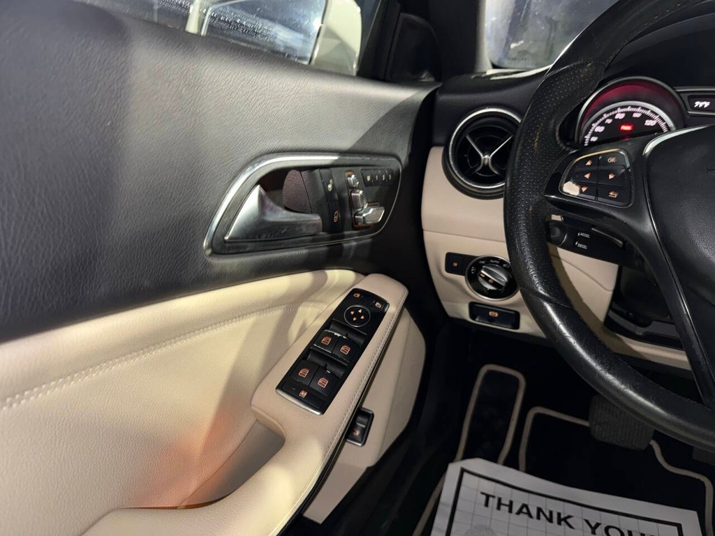 Mercedes-Benz CLA Vehicle Full-screen Gallery Image 31