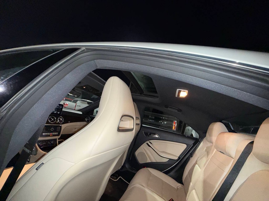 Mercedes-Benz CLA Vehicle Full-screen Gallery Image 33