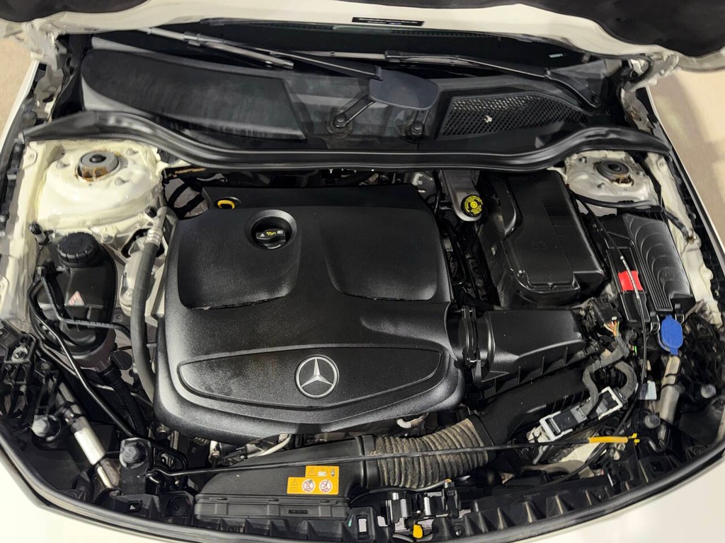 Mercedes-Benz CLA Vehicle Full-screen Gallery Image 34