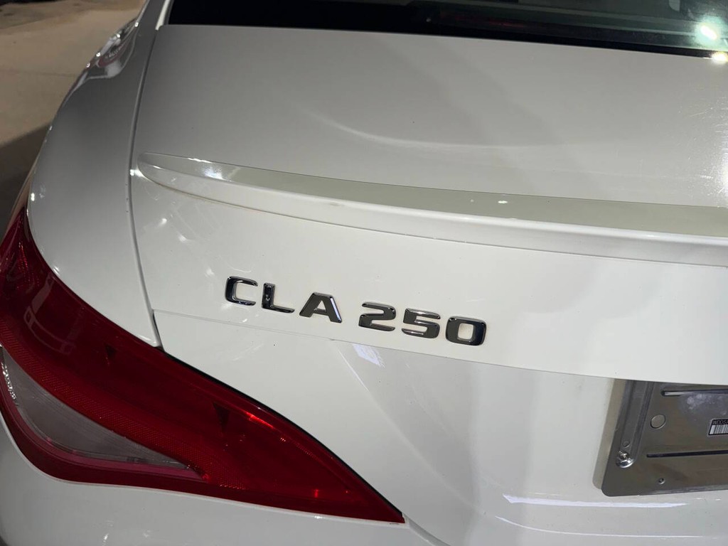 Mercedes-Benz CLA Vehicle Full-screen Gallery Image 37