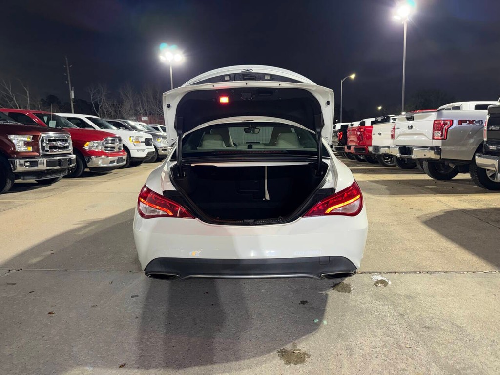 Mercedes-Benz CLA Vehicle Full-screen Gallery Image 38