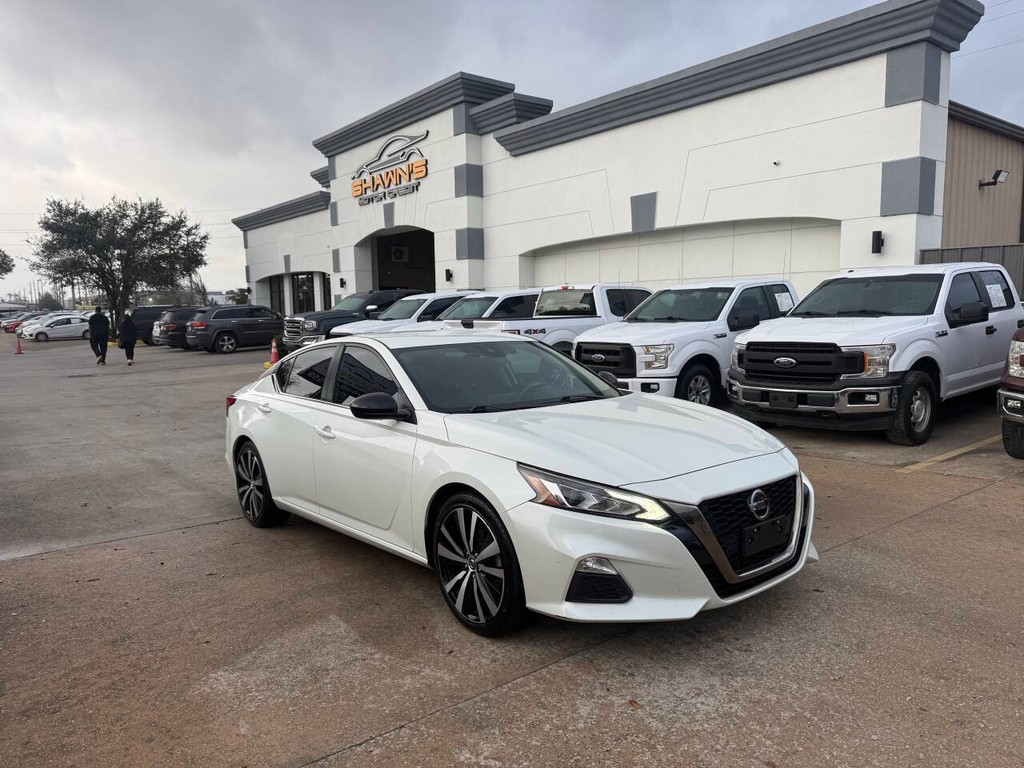 Nissan Altima Vehicle Full-screen Gallery Image 02