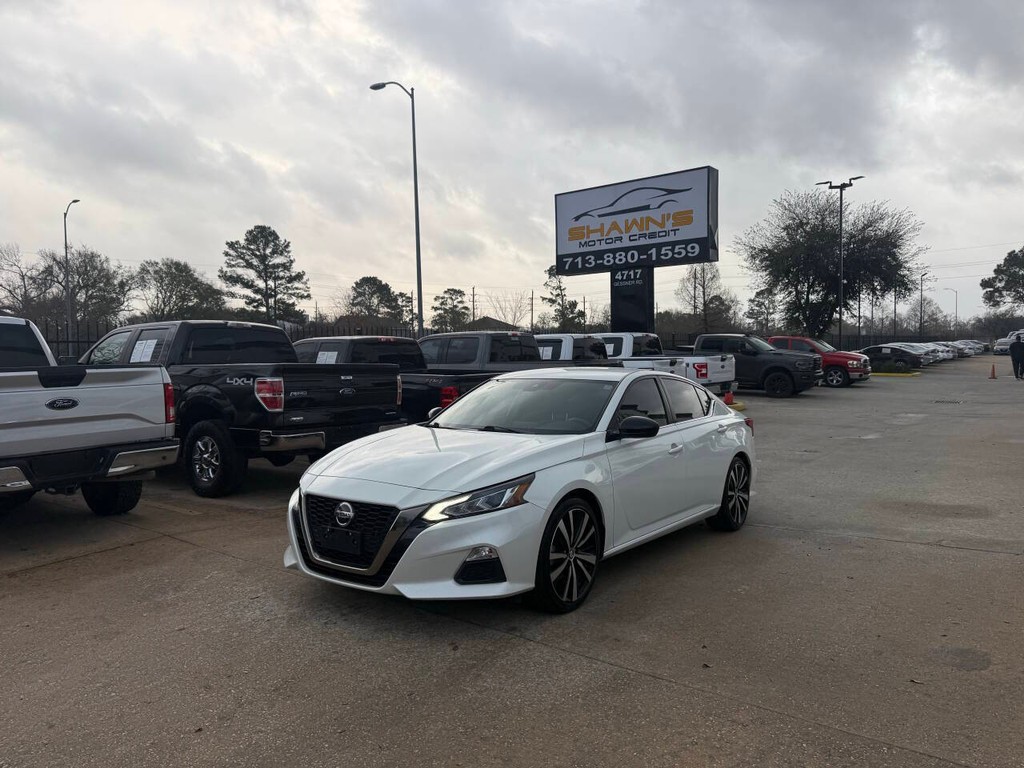 Nissan Altima Vehicle Full-screen Gallery Image 03