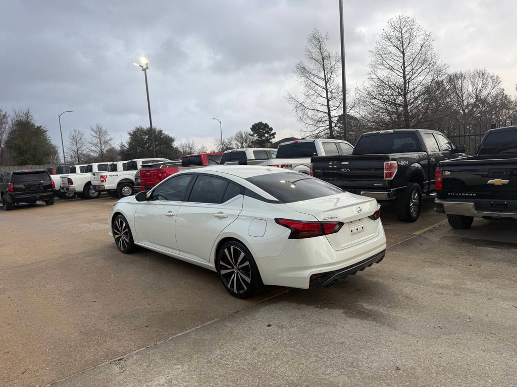 Nissan Altima Vehicle Full-screen Gallery Image 04