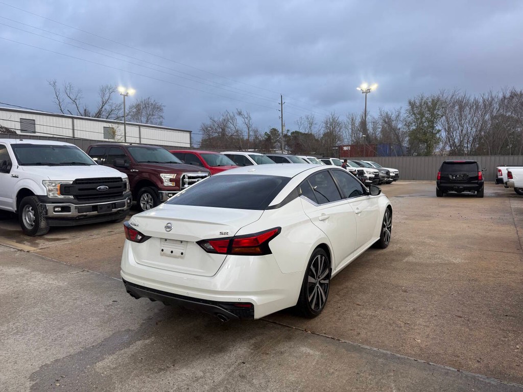 Nissan Altima Vehicle Full-screen Gallery Image 05