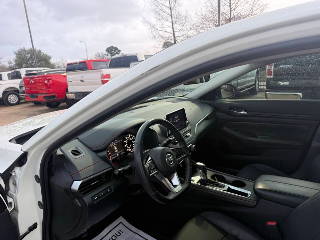 Nissan Altima Vehicle Full-screen Gallery Image 06