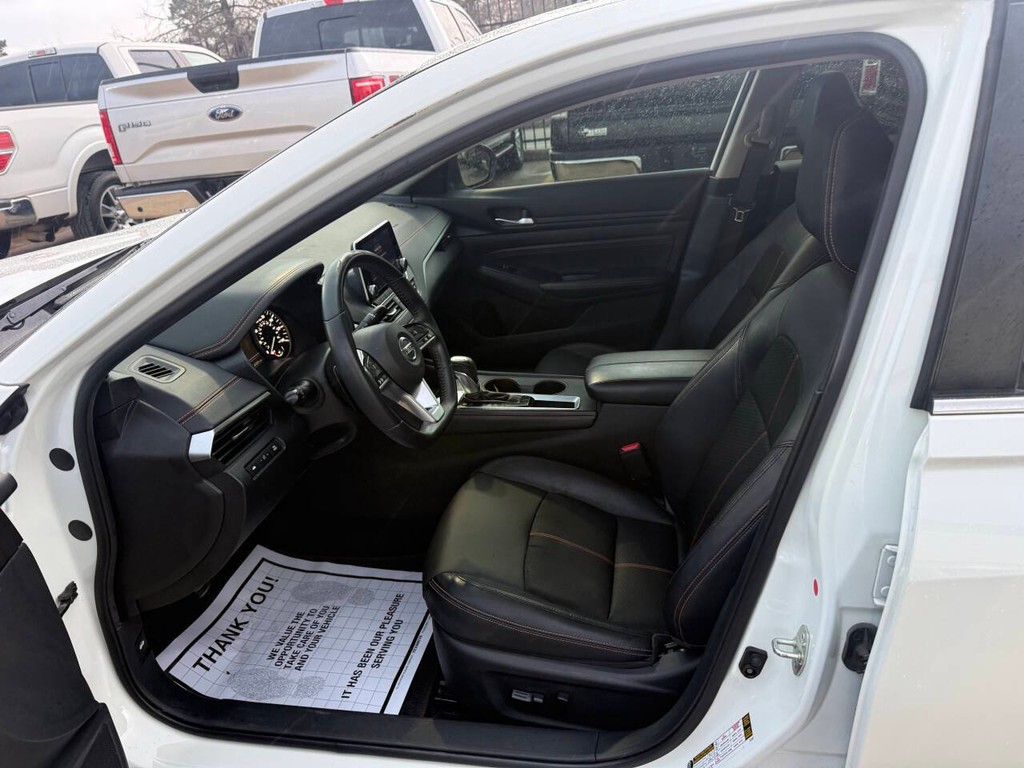 Nissan Altima Vehicle Full-screen Gallery Image 07