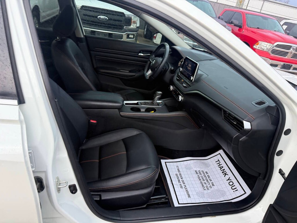 Nissan Altima Vehicle Full-screen Gallery Image 10