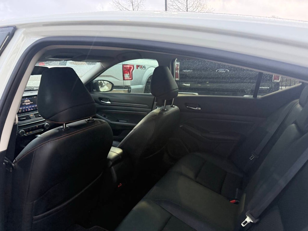 Nissan Altima Vehicle Full-screen Gallery Image 12