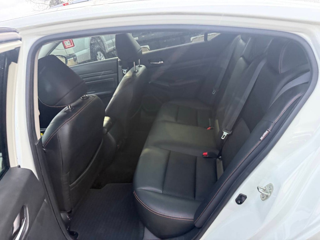 Nissan Altima Vehicle Full-screen Gallery Image 13