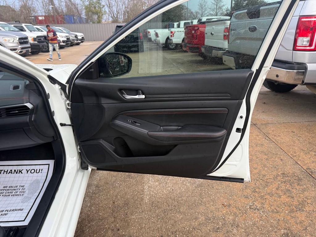 Nissan Altima Vehicle Full-screen Gallery Image 14